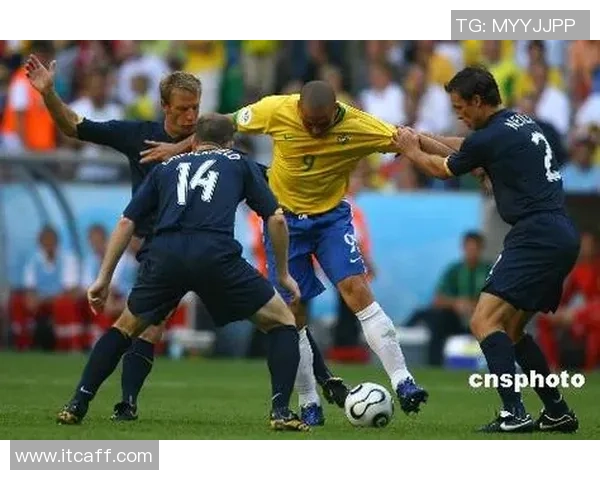 全球足球巨星风云榜：盘点当今足坛最具影响力的球员与传奇人物