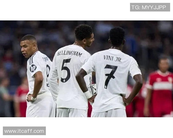 足球四大巨星同框合影 展现巅峰对决的荣耀与传奇